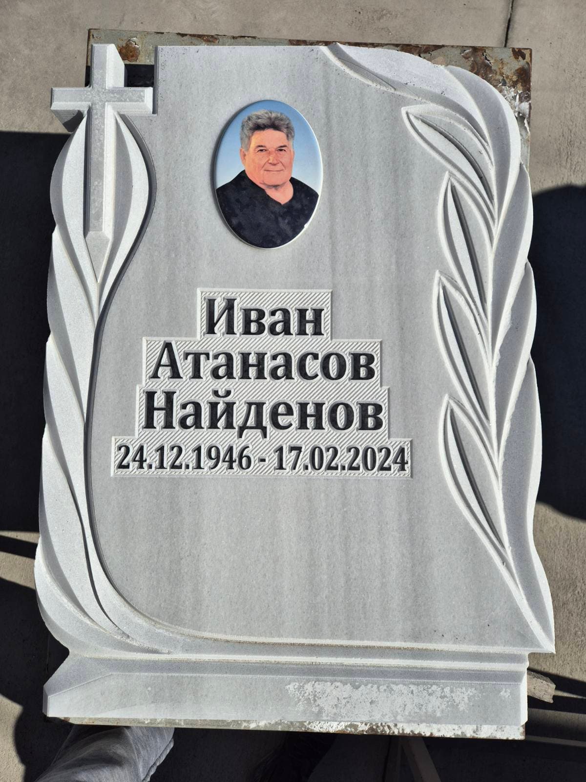 Класически мраморен надгробен паметник