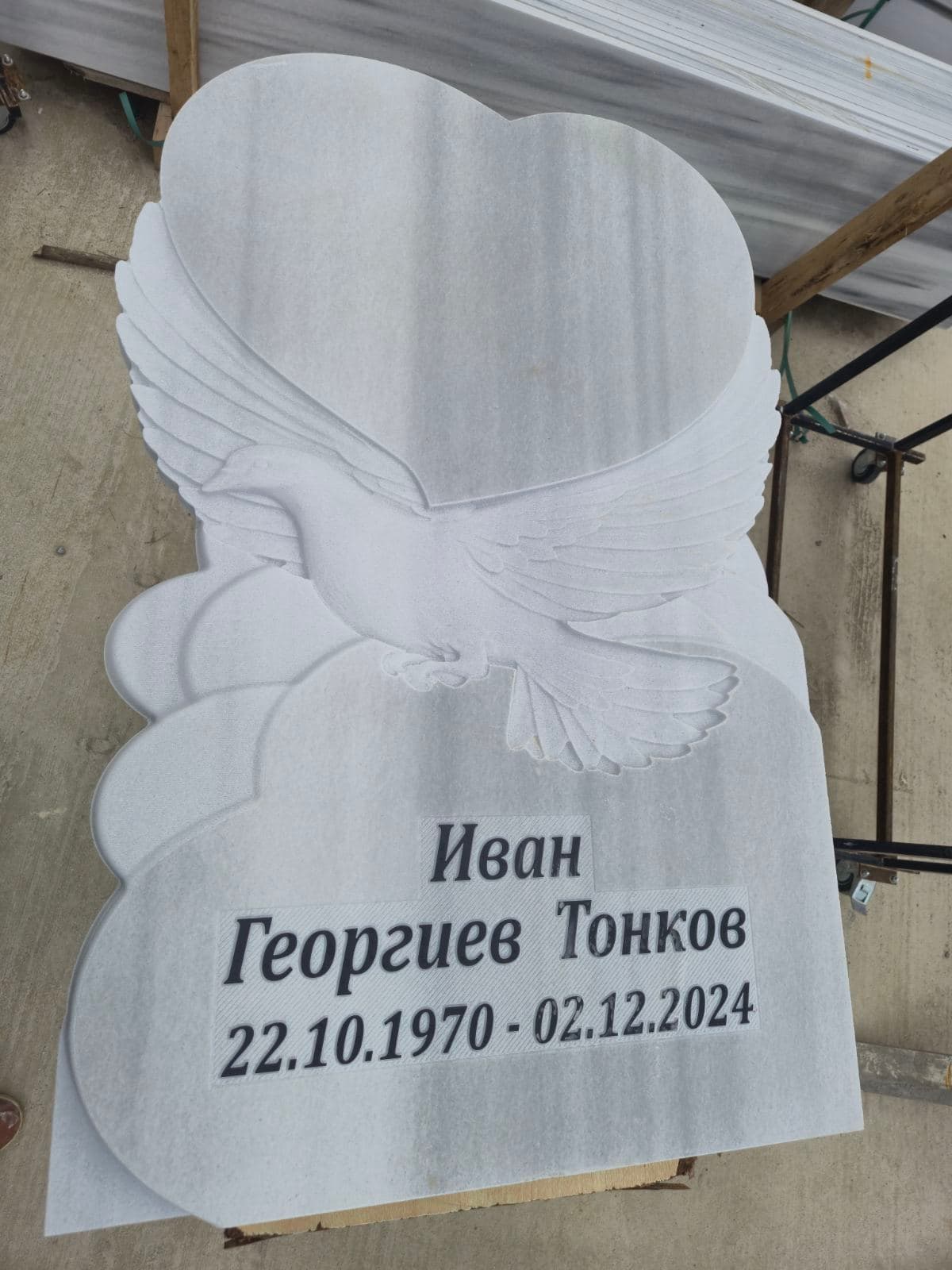 Надгробен паметник с гълъби